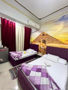 Postelja oz. postelje v sobi nastanitve 2 Jana Pyramids view inn