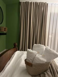 ein Korb mit Handtüchern auf einem Bett in der Unterkunft Calypso House in Jiblea Veche + 11 Fotos