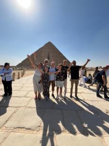 Gostje med bivanjem v nastanitvi 2 Jana Pyramids view inn