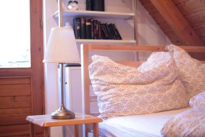 a bedroom with a bed with a lamp on a table at Apartment "Karibuni" im Wanderparadies in Sasbachwalden