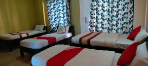 Llit o llits en una habitació de Hotel August International