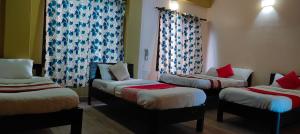 Llit o llits en una habitació de Hotel August International