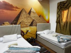 Postelja oz. postelje v sobi nastanitve 2 Jana Pyramids view inn