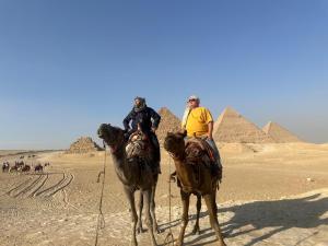Gostje med bivanjem v nastanitvi 2 Jana Pyramids view inn