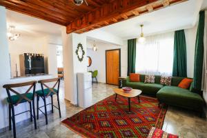 a living room with a green couch and a table at Villa Misli - red/ green in Dalyan