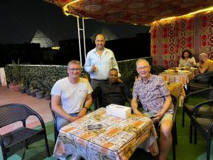 Gostje med bivanjem v nastanitvi 2 Jana Pyramids view inn