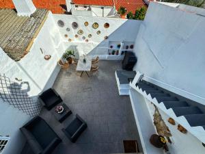 an overhead view of a patio with a table and chairs at Casa Solua in Reguengos de Monsaraz