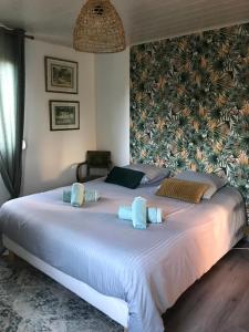 Un dormitorio con una gran cama blanca con dos almohadas. en Villa 1950 Détente et Découverte avec spa et piscine extérieure, en Anould 16 fotos más
