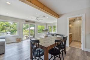 Una cocina y un comedor con mesa y sillas de madera. en All Sports Lake House on Lake Orion!, en Lake Orion Heights 63 fotos más