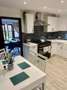 Kuchyň nebo kuchyňský kout v ubytování Outstanding 6 Bedroom House Cotton End, Bedford