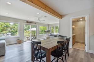 Una cocina y un comedor con mesa y sillas de madera. en All Sports Lake House on Lake Orion!, en Lake Orion Heights