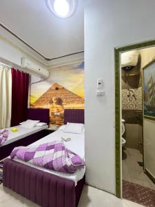 Postelja oz. postelje v sobi nastanitve 2 Jana Pyramids view inn