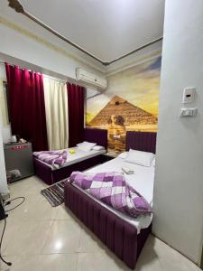 Postelja oz. postelje v sobi nastanitve 2 Jana Pyramids view inn