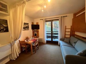 TV a/nebo společenská místnost v ubytování Emeraude, petit cocon proche des pistes