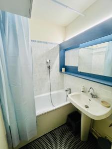 Koupelna v ubytování Emeraude, petit cocon proche des pistes + 20 fotografií