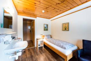 Bilik mandi di Hotel Brienzerburli