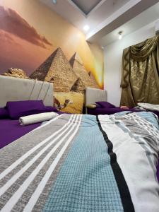 Postelja oz. postelje v sobi nastanitve 2 Jana Pyramids view inn