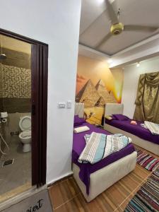 Postelja oz. postelje v sobi nastanitve 2 Jana Pyramids view inn