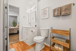 Ένα μπάνιο στο Charming Urban Family Home near Beaches & Downtown +21 φωτογραφίες