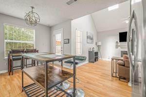 Μια τηλεόραση ή/και κέντρο ψυχαγωγίας στο Charming Urban Family Home near Beaches & Downtown