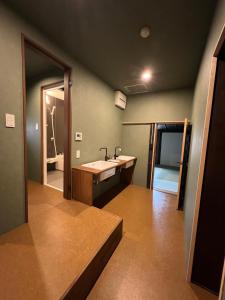un bagno con lavandino e specchio di ほぼ家 a Tsuruga