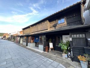 un edificio sul lato di una strada di ほぼ家 a Tsuruga