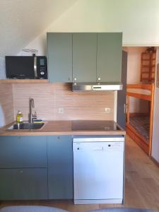 Kuchyň nebo kuchyňský kout v ubytování Pléiades , Apt 5 p, 1 grande chambre, un coin montagne et une place de parking , belle vue + 6 fotografií