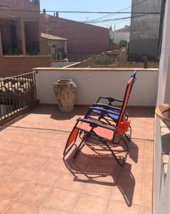 Alcolea de CincaにあるCasa Carmenの赤いロッキングチェア