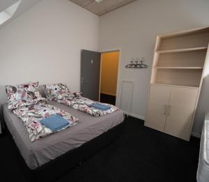 Rúm í herbergi á Benslehøj