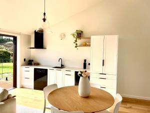 Kuchyň nebo kuchyňský kout v ubytování Modern Country Retreat