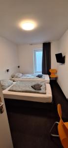 a room with three beds in a room at Wenzelstrasse in Altenburg +4 photos