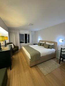 Giường trong phòng chung tại Infante Home