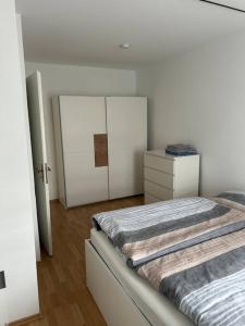 Postel nebo postele na pokoji v ubytování 2 Zi Whng Stadtmitte Lörrach