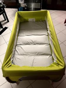 a green trampoline bed sitting on the floor at Miniappartamento Il Gelsomino in Spinea