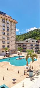 Swimmingpoolen hos eller tæt på Granja Brasil - Lindo Studio - Com Piscina e Lazer - No Centro de Itaipava