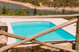 una piscina con recinzione in legno intorno ad essa di Vilas da Matagosa a Matagosinha