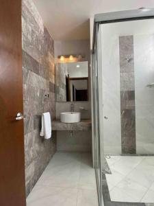 ein Badezimmer mit Dusche und Waschbecken und Dusche in der Unterkunft Apartamento de lujo Col La Paz 201 in Momoxpan + 38 Fotos