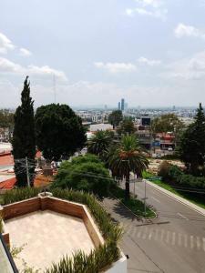 Blick auf eine Stadt von der Spitze eines Gebäudes in der Unterkunft Apartamento de lujo Col La Paz 201 in Momoxpan