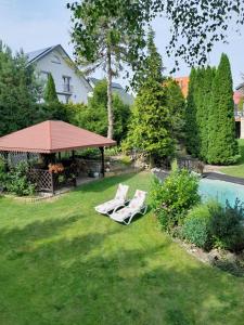 Κήπος έξω από το Apartament u Źródła