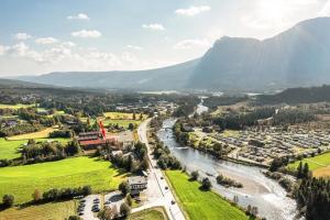 Una vista aérea de un pueblo con un río y montañas. en Storehorn Apartments Hemsedal, en Hemsedal