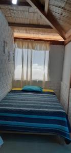 La BocanaにあるHospedaje La Estancia Punta Salの窓のある部屋のベッド