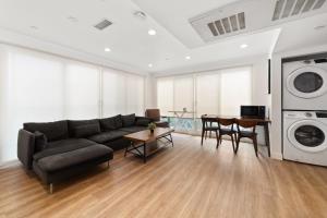 ロサンゼルスにあるPerfect Location Near USC, 1Bedroom with Shared Accessのソファとテーブルのあるリビングルーム