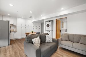 ロサンゼルスにあるPerfect Location Near USC, 1Bedroom with Shared Accessのソファとキッチンのあるリビングルーム