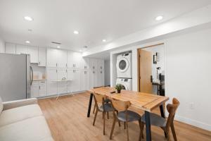 ロサンゼルスにあるPerfect Location Near USC, 1Bedroom with Shared Accessのキッチン、ダイニングルーム(木製のテーブルと椅子付)