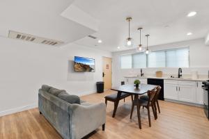 ロサンゼルスにあるPerfect Location Near USC, 1Bedroom with Shared Accessのリビングルーム、キッチン(テーブル、ソファ付) +7枚の写真