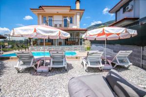 Bazén v ubytování Villa Palm Tree nebo v jeho okolí