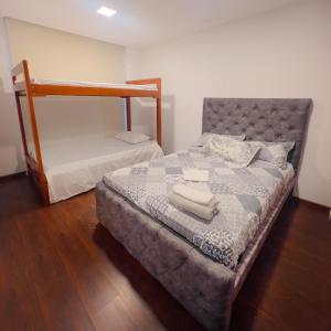 Postel nebo postele na pokoji v ubytování Amplio Departamento Familiar en Loja + 22 fotografií