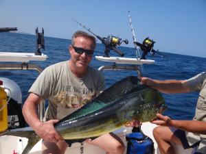 イニャンバネにあるKhumbula iMozambiqueの大魚を抱く船乗り