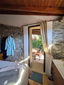 AmondeにあるCasa do Valoのベッドルーム1室(ベッド1台付)、パティオへのドアが備わります。