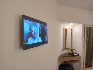 TV a/nebo společenská místnost v ubytování AraCan Pyramids Hotel By Versailles